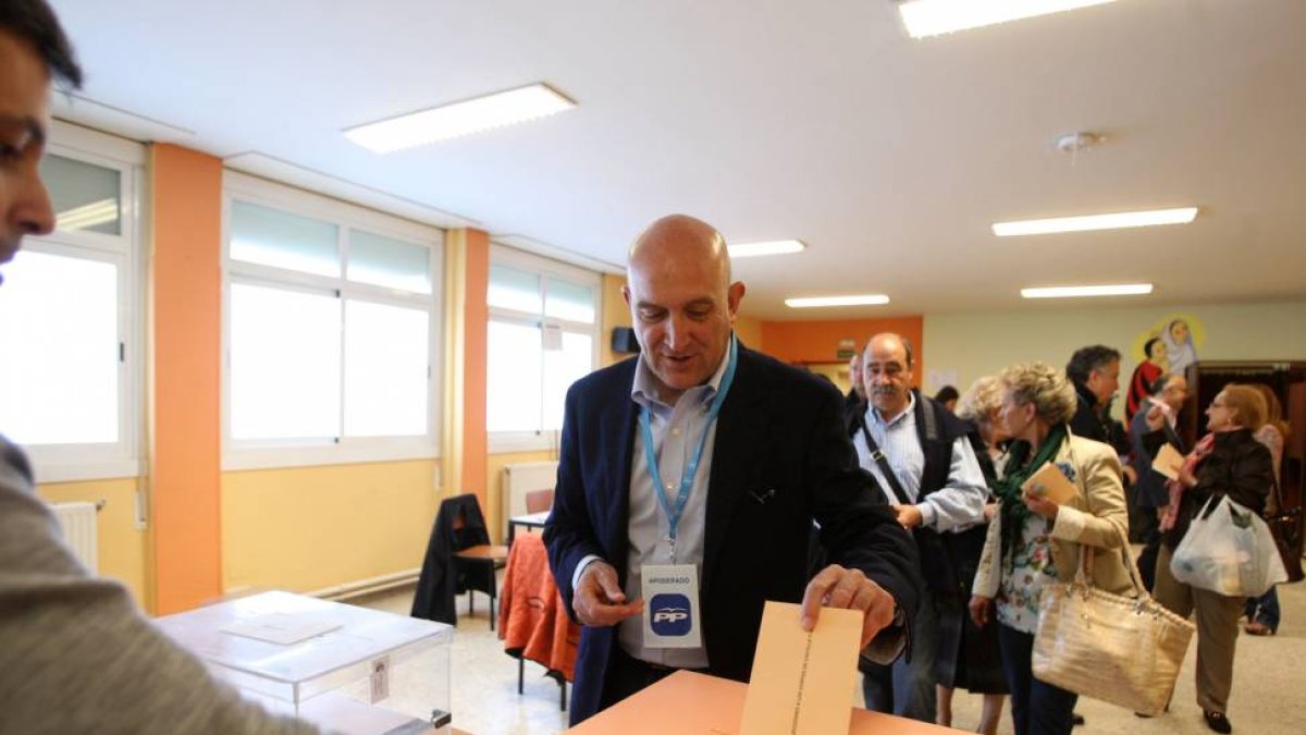Jesús Julio Carnero, en el momento de votar el pasado domingo.-ICAL