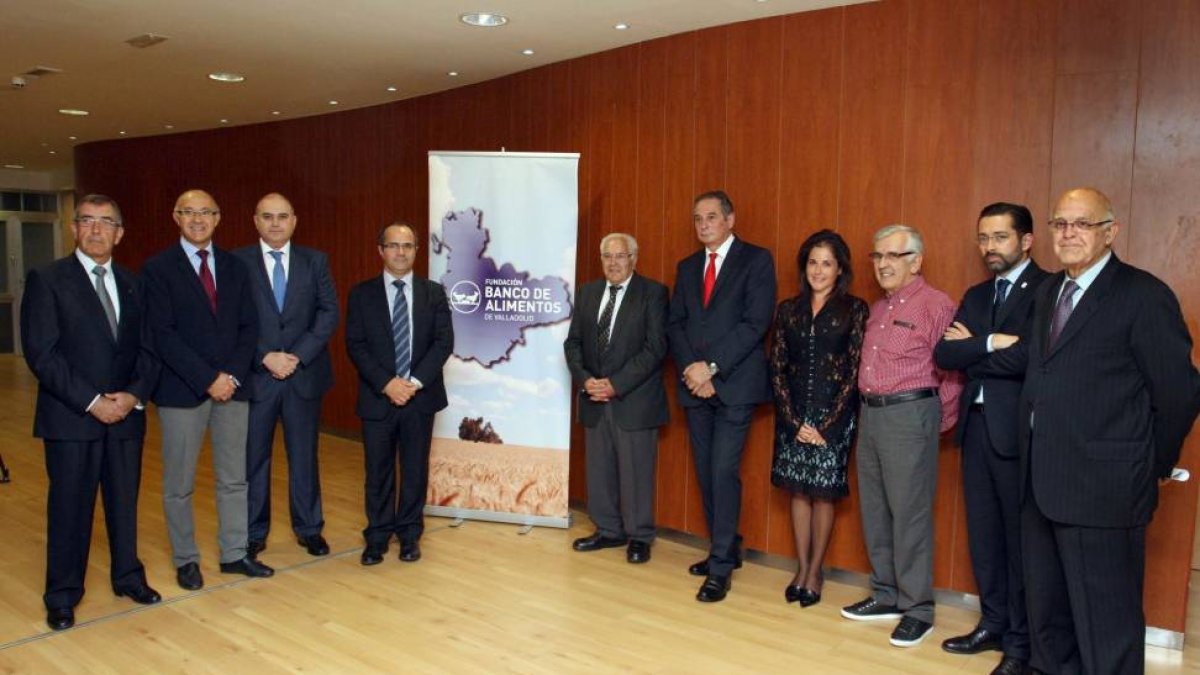 El delegado del Gobierno en Castilla y León, Ramiro Ruiz Medrano (I), y el presidente de la Federación Española de Bancos de Alimentos, Nicolás Palacios (D), posan junto a los galardonados con los Premios Plato Solidario 2014, que entrega el Banco de Alim-Ical