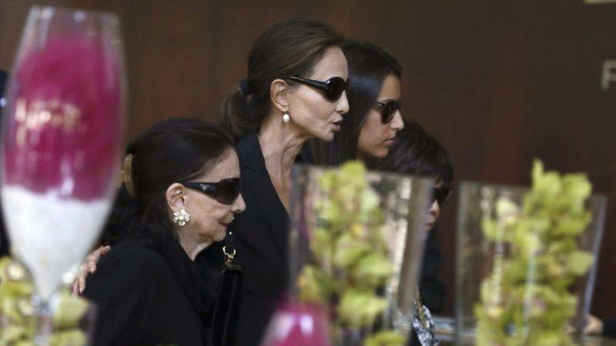 Isabel Preysler (c) y Ana Boyer, esposa e hija, respectivamente, del exministro Miguel Boyer, a su llegada al Tanatorio San Isidro de Madrid.-Foto: EFE