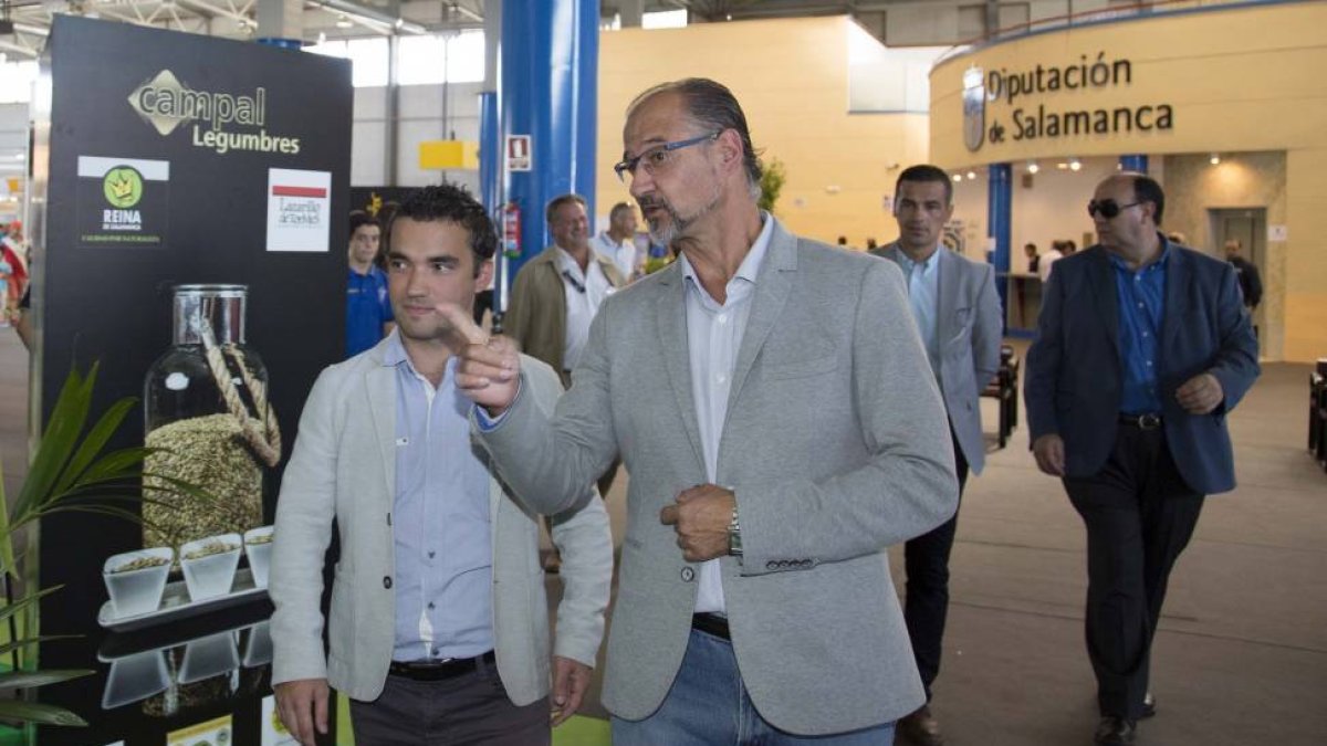 El portavoz del Grupo Parlamentario de Ciudadanos en las Cortes de Castilla y León, Luis Fuentes, visita la Feria Agropecuaria Salamaq´15, acompañado por el candidato de Ciudadanos (C's) al Congreso de los Diputados por la provincia de Salamanca, Pablo Ya-Ical