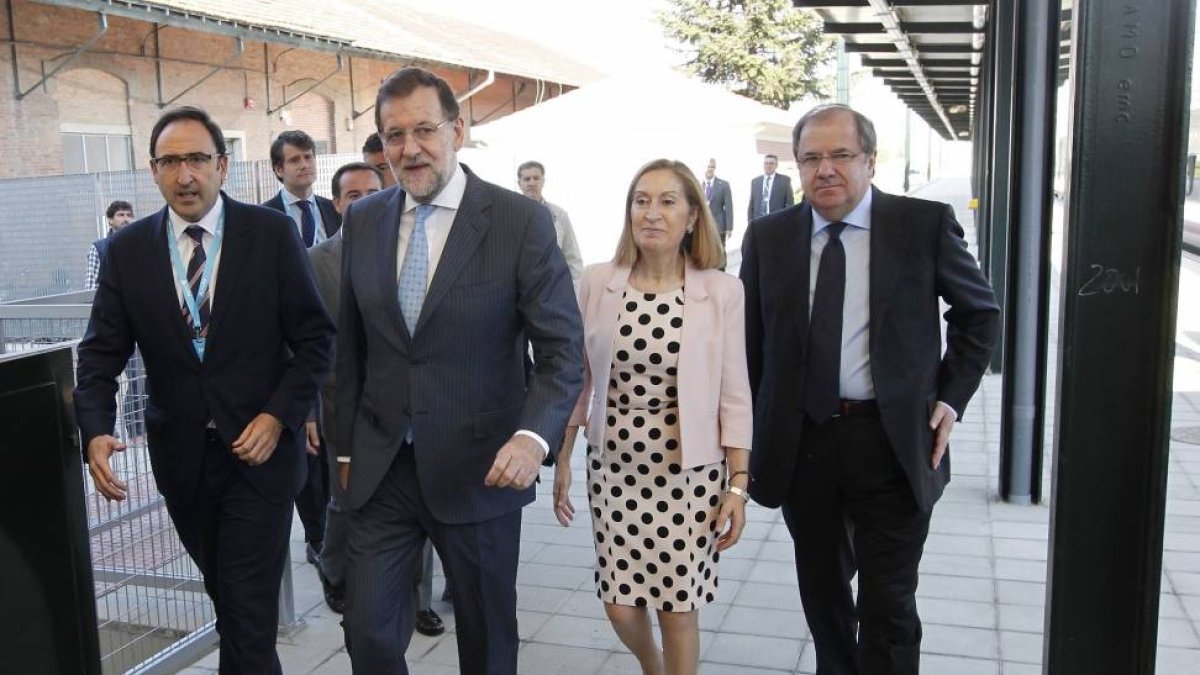 Alfonso Polanco, Mariano Rajoy, Ana Pastor y Juan Vicente Herrera durante la inauguración del AVE en Palencia. I-Ical
