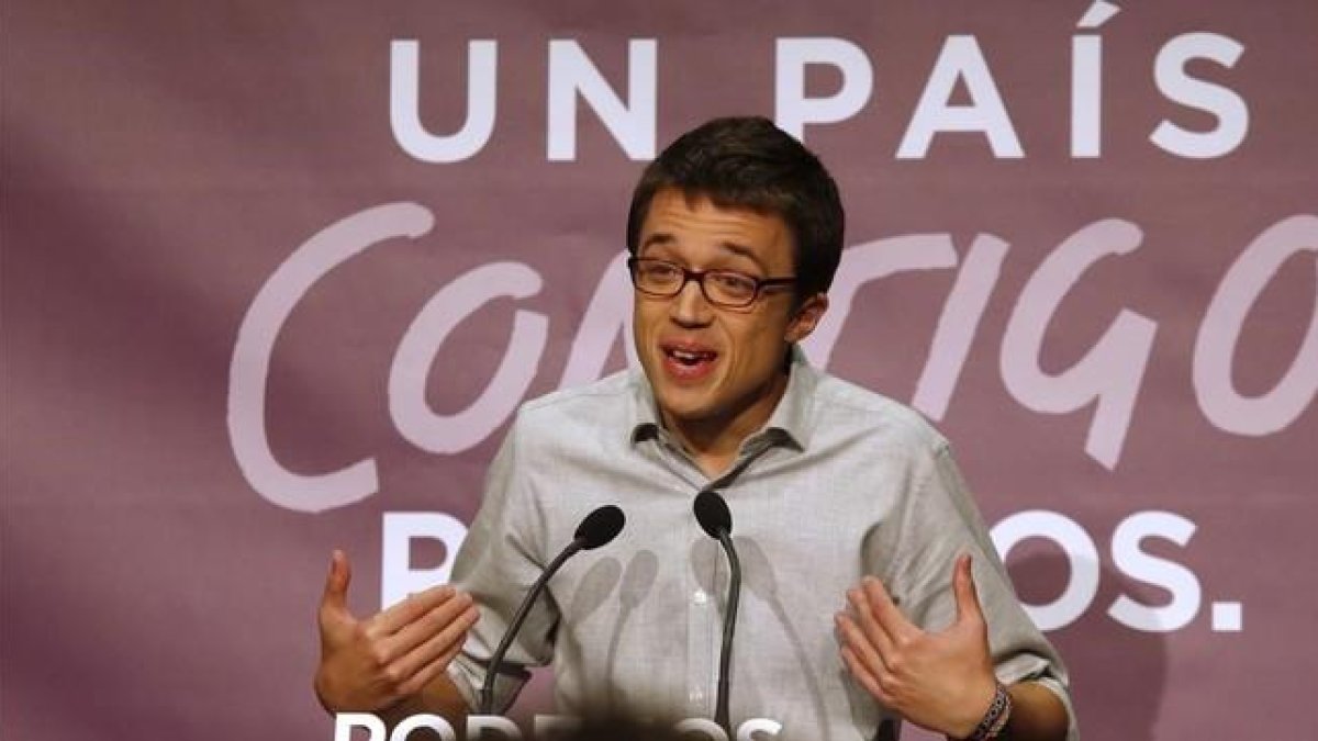 El número dos de Podemos, Íñigo Errejón, durante la rueda de prensa en que la que valorado los primeros resultados del escrutinio.-DAVID CASTRO