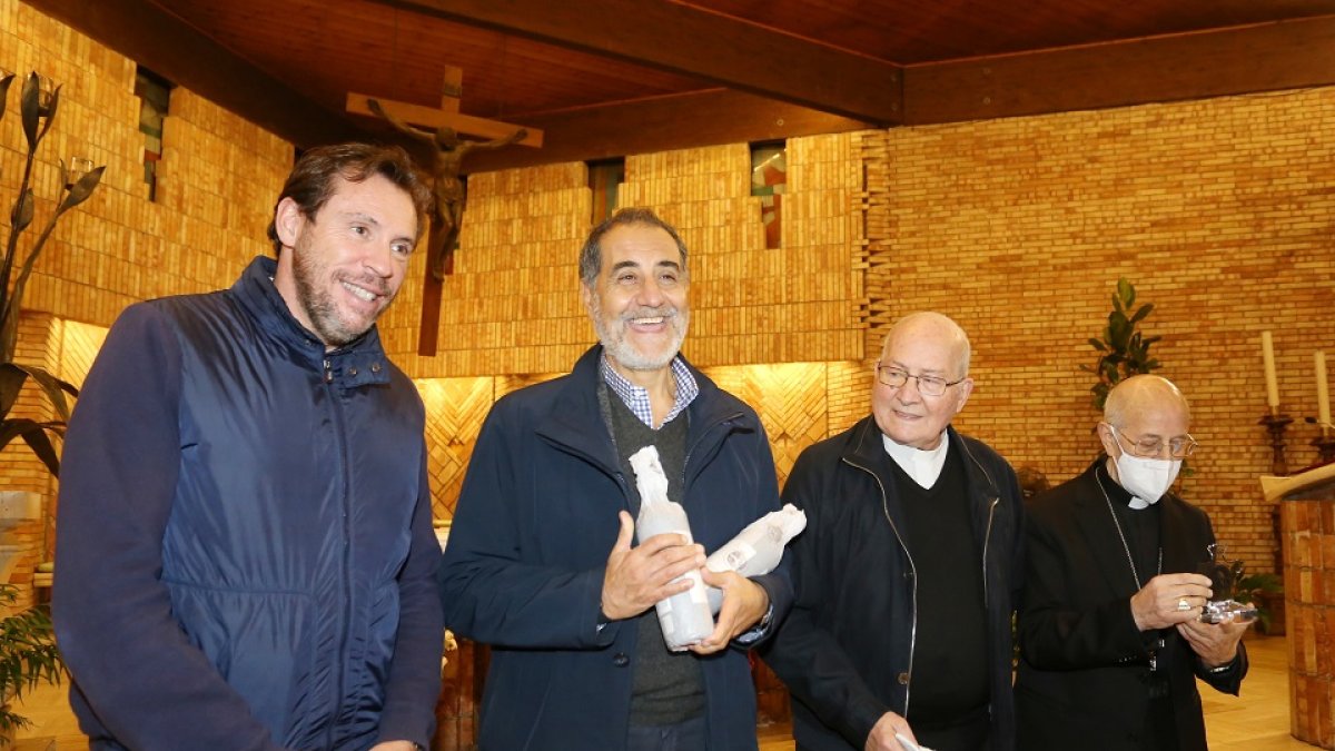 El alcalde de Anzio, Cándido de Angelis, y el sacerdote José Ángel mozo, conversa con el alcalde de Valladolid, Óscar Puente, y con el arzobispo de Valladolid, Ricardo Blázquez.- ICAL