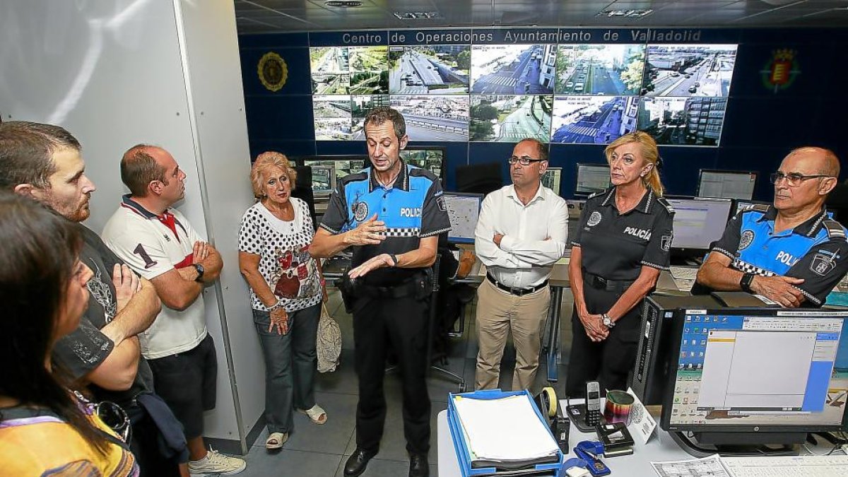 Imagen de una jornada de puertas abiertas organizada por la Policía Municipal de Valladolid.-J.M. LOSTAU