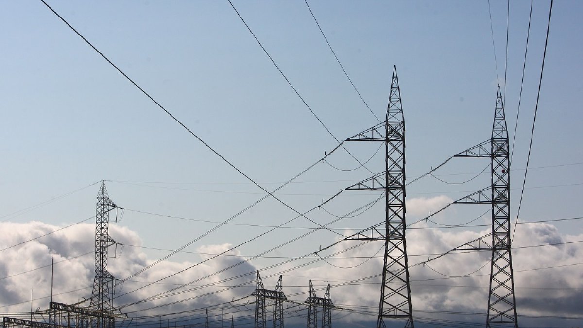 Red eléctrica de alta tensión a su paso por Ponferrada, León. -ICAL