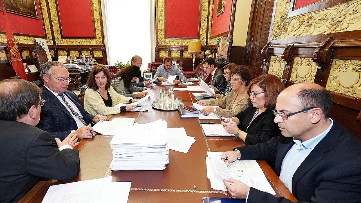 Junta de gobierno del Ayuntamiento bajo la presidencia del alcalde, Óscar Puente. E.M.