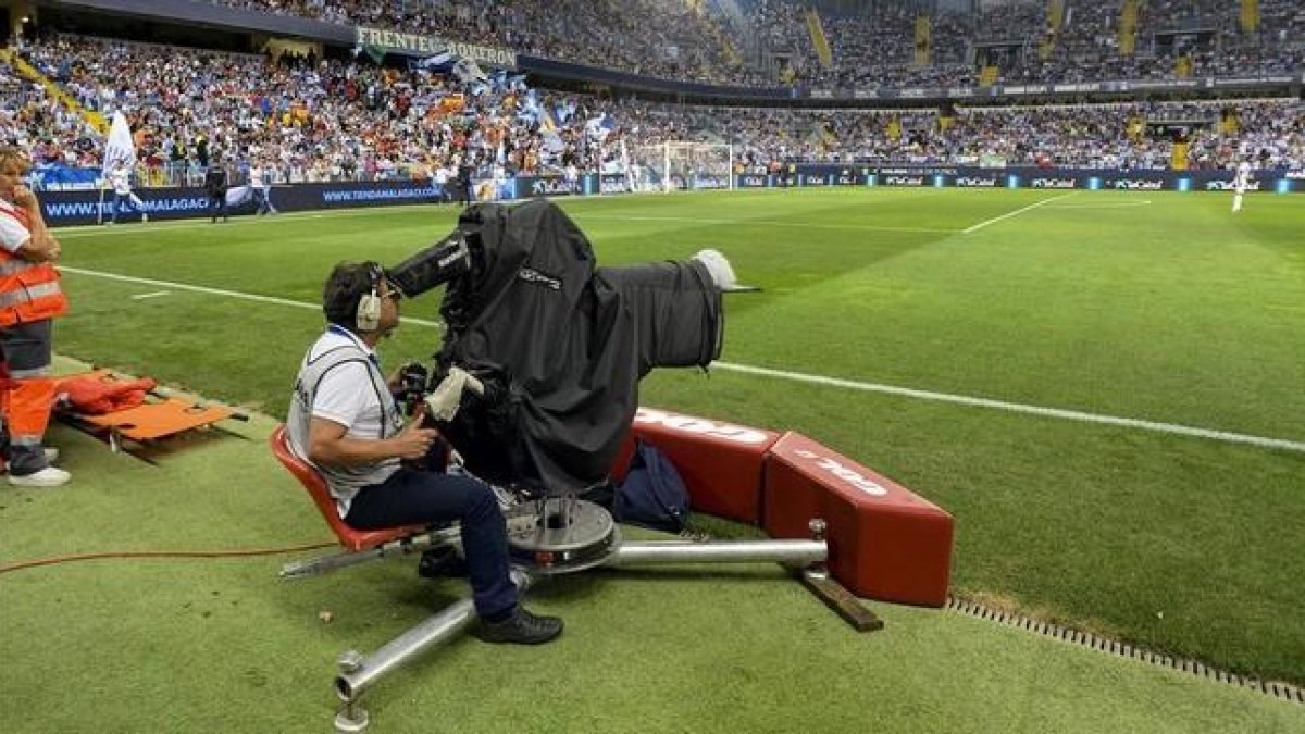 Camara de television siguiendo en La Rosaleda  el partido de liga entre el Malaga y  el FC Barcelona.-JORDI COTRINA