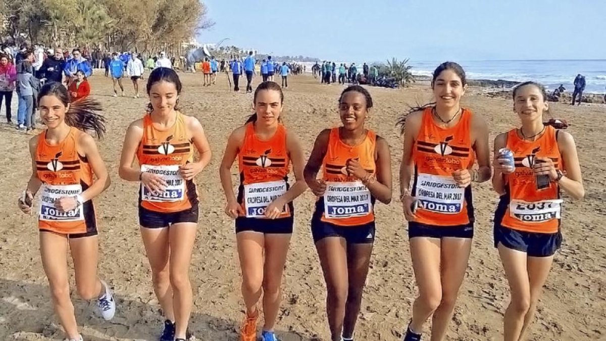De izquierda a derecha, Lola Victorino, Rocío Garrido, Salma Bueno, Marta Gómez, Ángela Viciosa y Lidia Martín, campeonas de España de campo a través.-EM