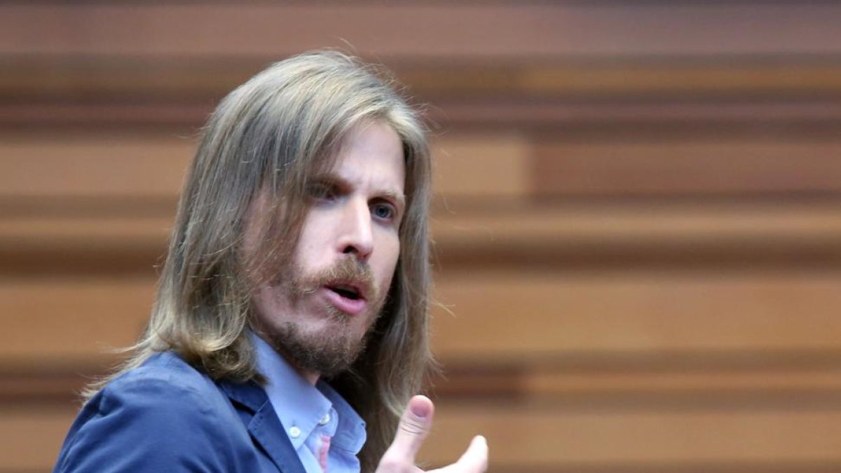 El portavoz del Grupo Parlamentario Podemos, Pablo Fernández, durante su intervención en el debate de política general en las Cortes de Castilla y León-ICAL