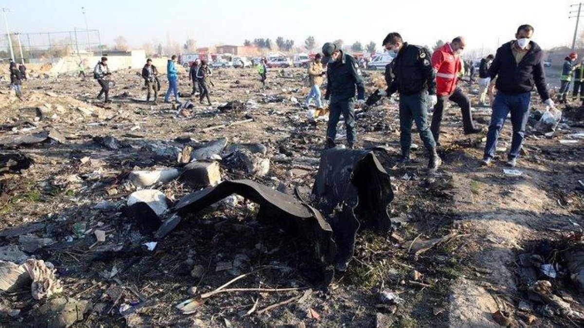 Restos del avión ucraniano abatido por error por Irán.-ABEDIN TAHERKENAREH (EFE)