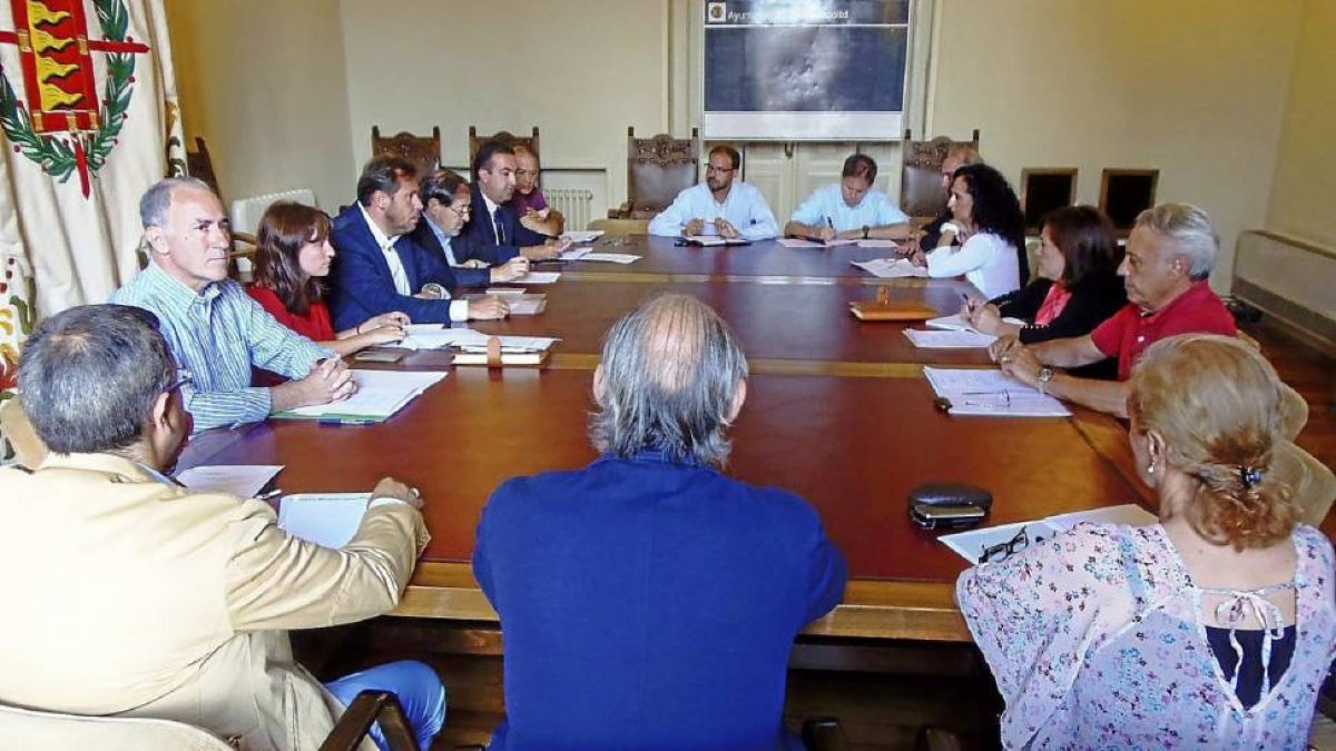 Reunión del Consorcio del Mercado del Val mantenida ayer en el Ayuntamiento de Valladolid.-EM
