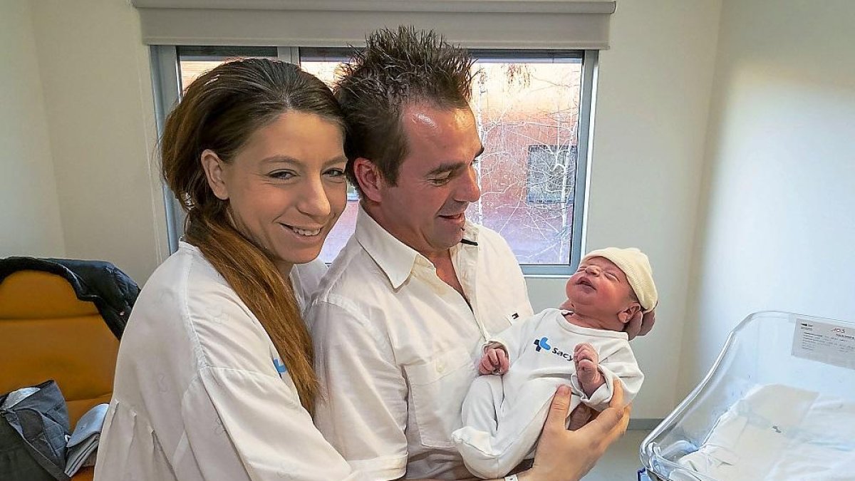 Eva y Felipe junto a Hugo, el primer nacido en Valladolid .-PABLO REQUEJO
