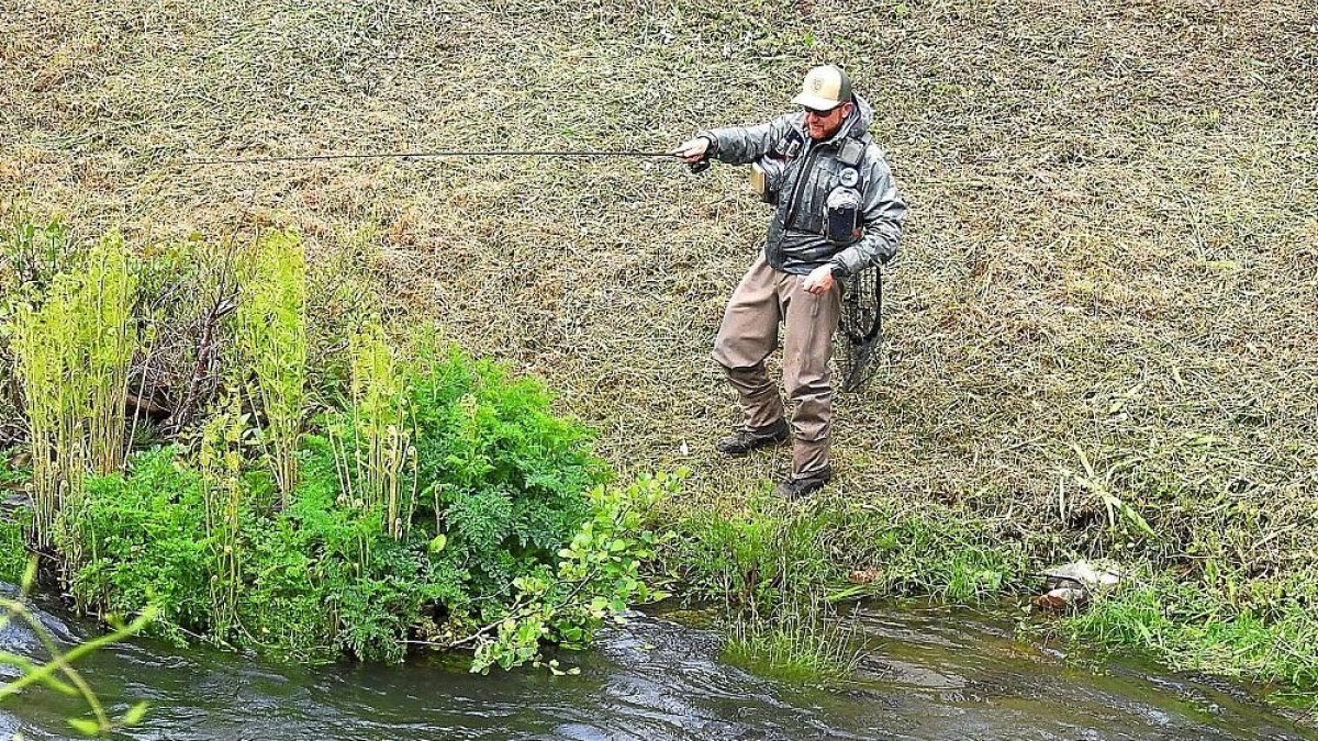 El campeón del mundo de pesca David García Ferreras, en Puentenuevo, donde ganó, preparando el Nacional.-L.DELAFUENTE