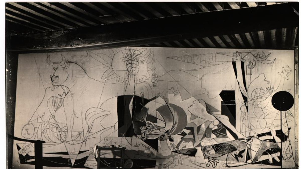Fotografía de Dora Maar de El Guernica inacabado, en el estudio parisino de Picasso. La fotografía la conserva el Archivo de Salamanca.-