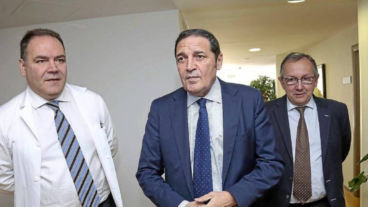 Sáez en Segovia con el gerente del Hospital General y el delegado territorial-Ical