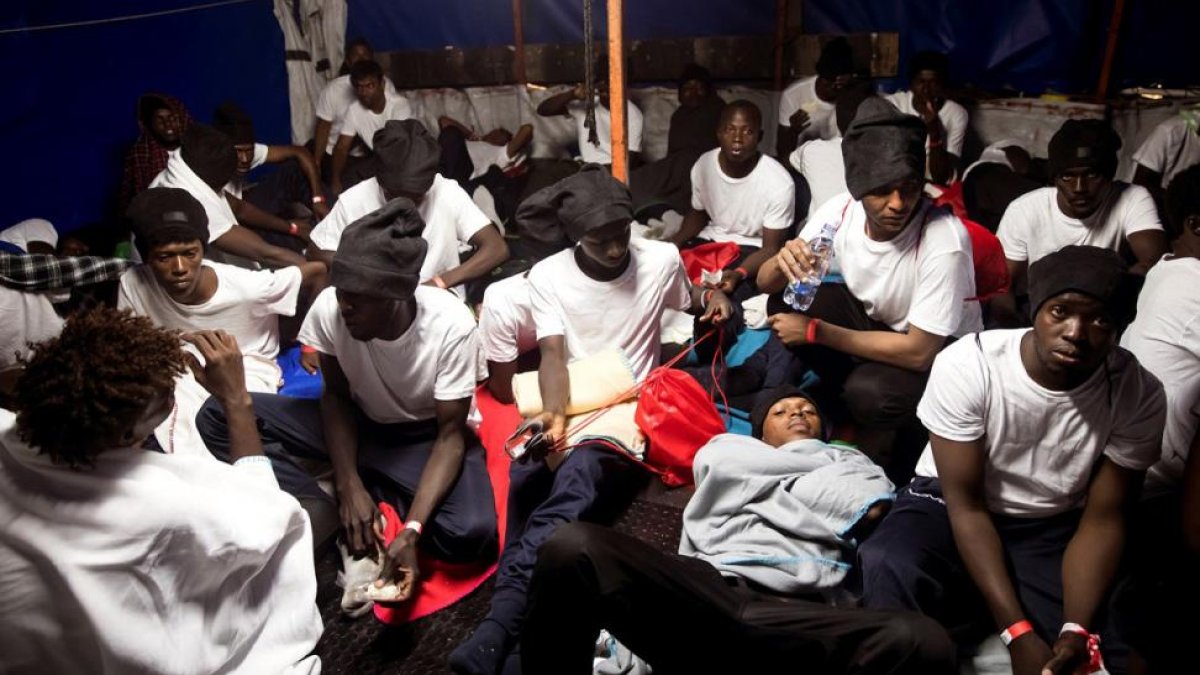 Rescate, el pasado domingo, de parte de los 629 migrantes que viajan ahora en el Aquarius.-EFE