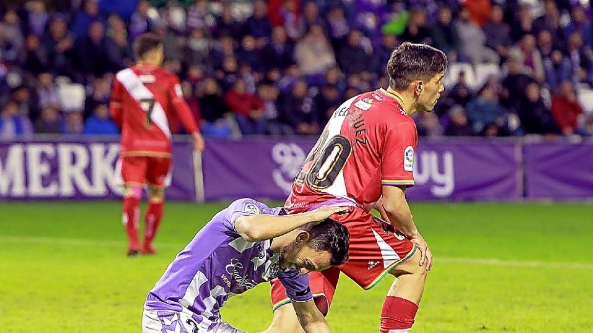 Óscar Plano se lamenta de una ocasión desaprovechada por el Valladolid frente al Rayo.-J.M. LOSTAU