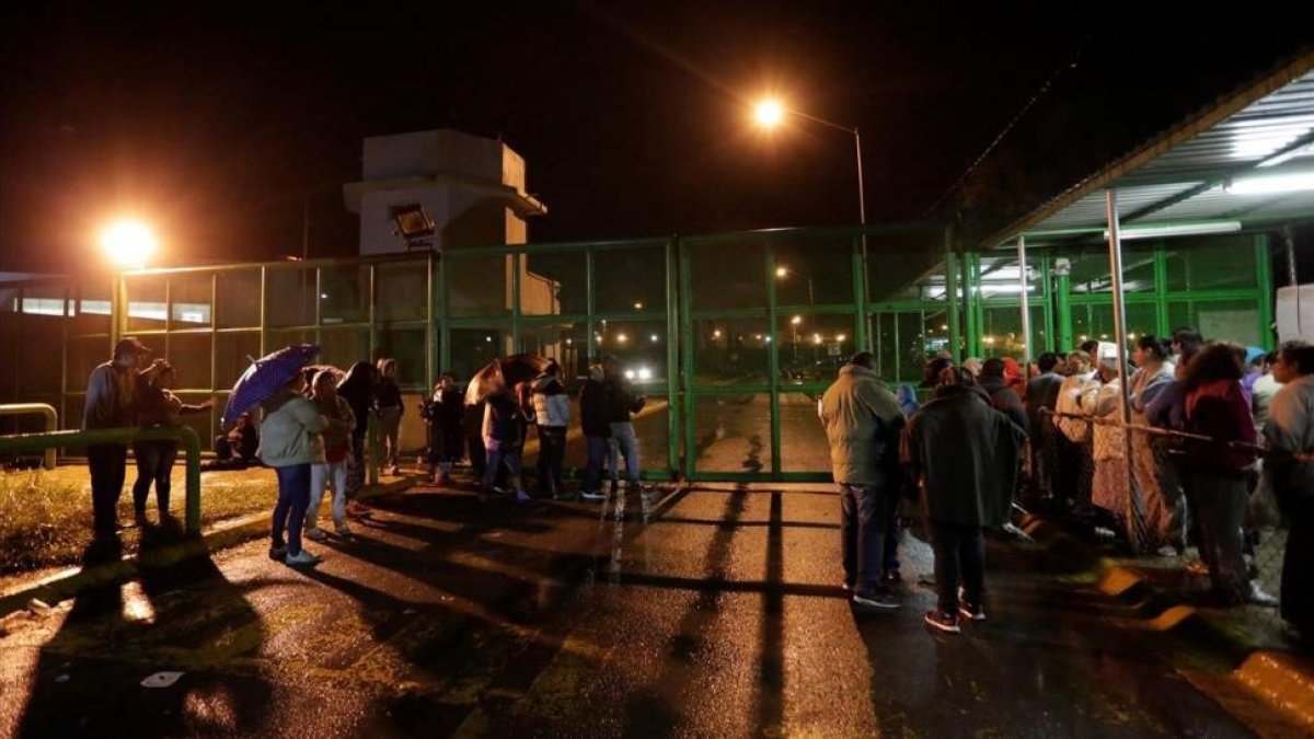 Familiares de presos esperan noticias suyas en el exterior del penal de Cadereyta tras los disturbios, el 10 de octubre.-REUTERS / DANIEL BECERRIL