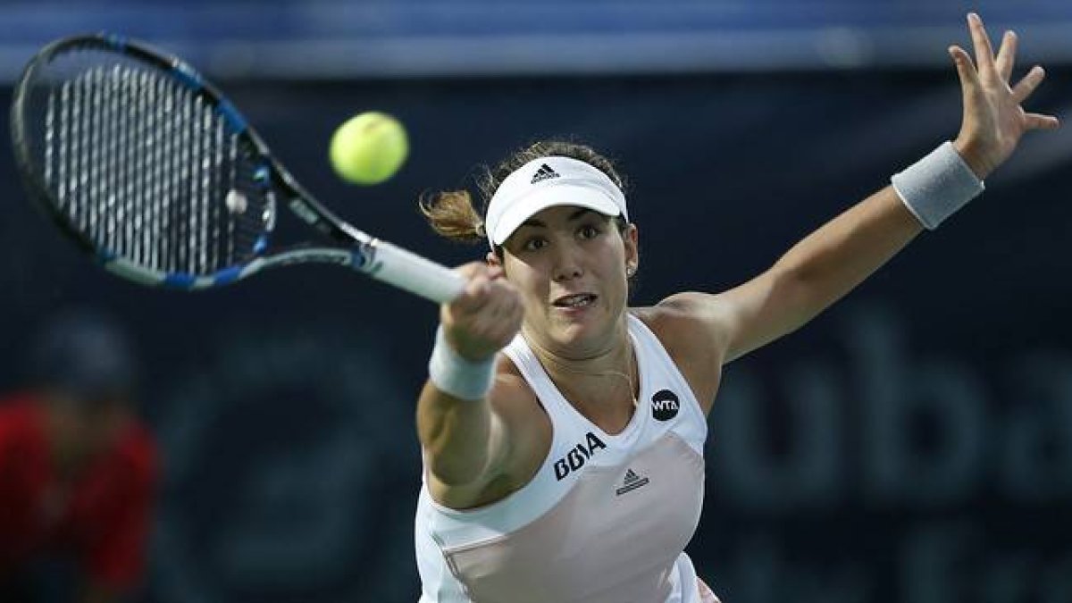 Garbiñe Muguruza devuelve una bola a Karolina Pliskova, durante la semifinal del torneo de Dubái.-Foto: EFE / ALI HAIDER