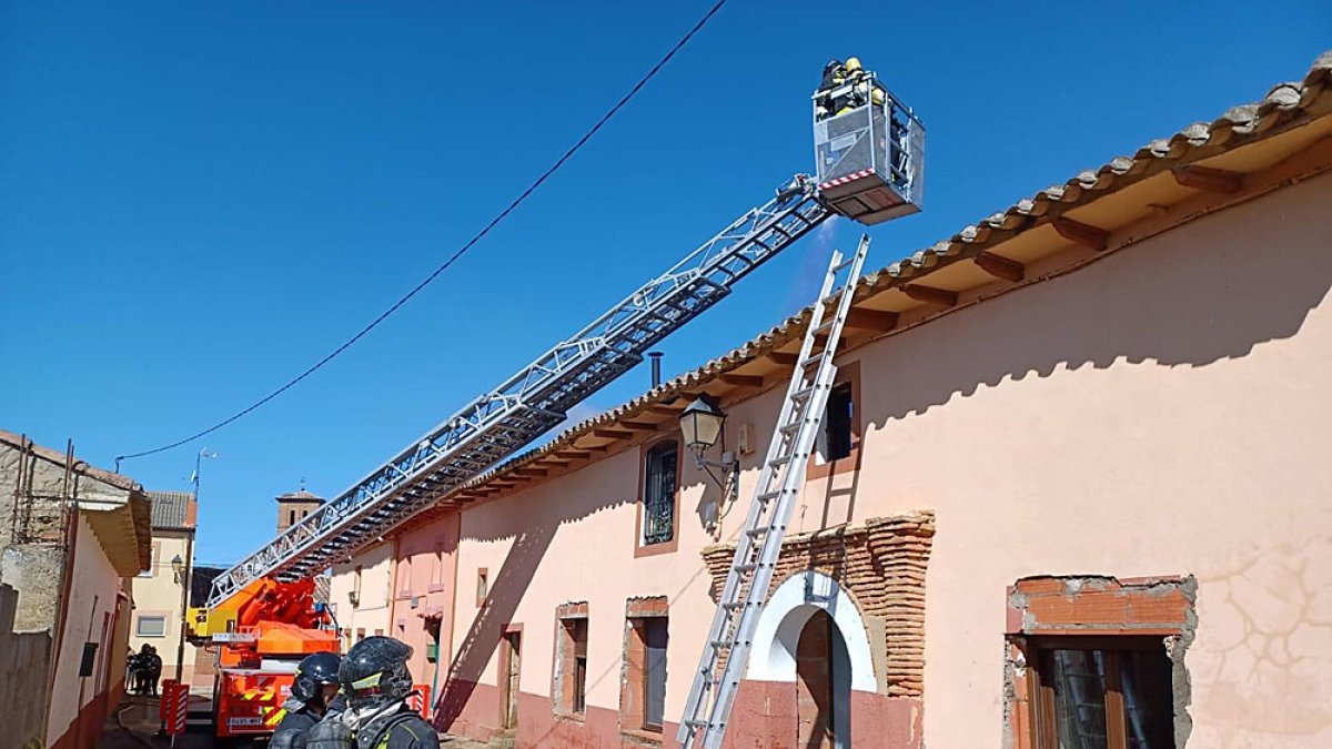 Los Bomberos de la Diputación de Valladolid extinguen un incendio en una vivienda de Villavicencio. BOMBEROS D. V.