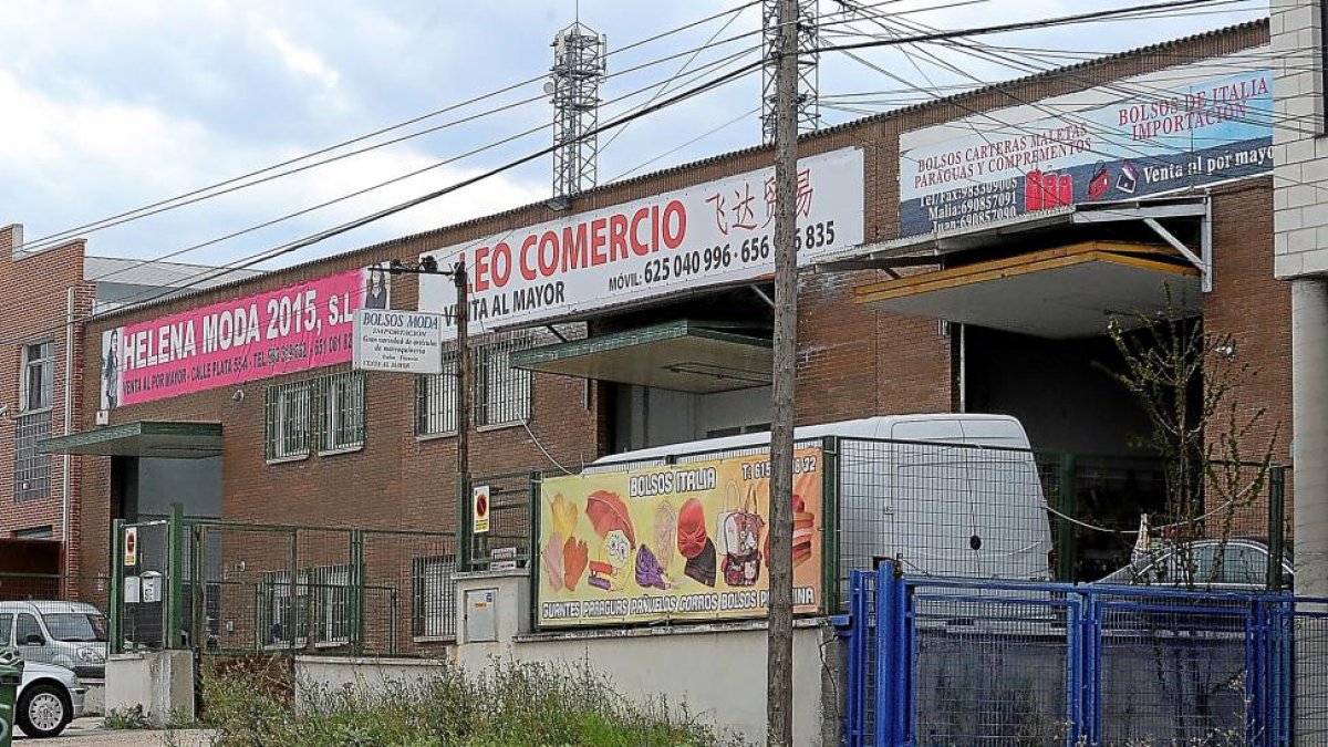 Uno de los comercios chinos investigados en el polígono de San Cristóbal-PABLO REQUEJO / PHOTOGENIC