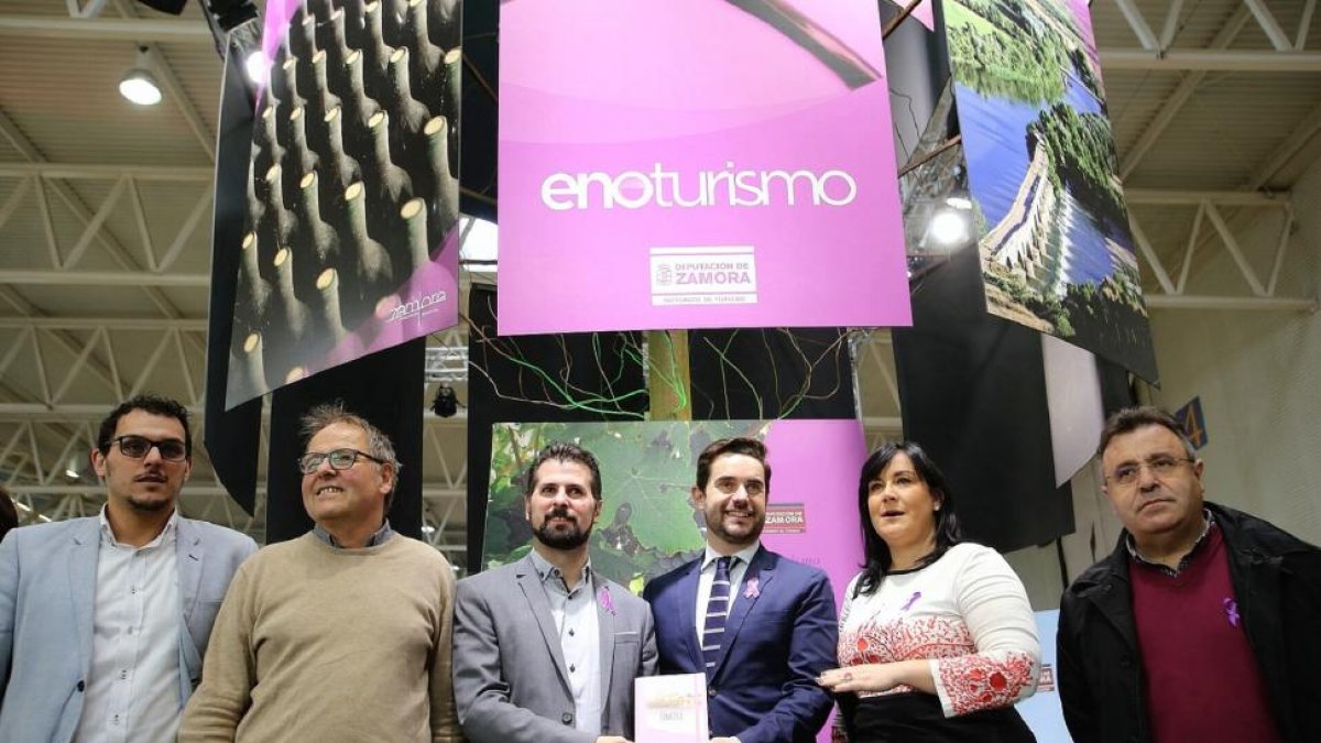 El secretario general del PSOE de Castilla y León, Luis Tudanca, en el expositor de Zamora en Intur-ICAL