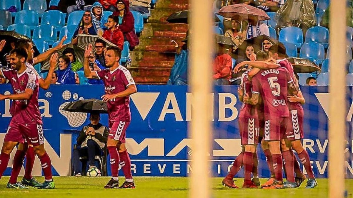 Los jugadores del Valladolid celebran el gol que suponía el empate a uno ayer en la Romareda.-PHOTO-DEPORTE