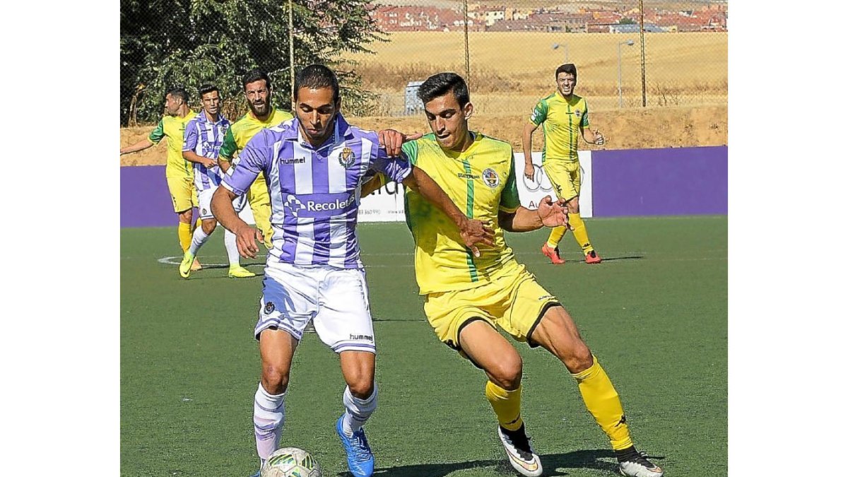 Anuar conduce el balón durante el Real Valladolid B-Palencia de la última jornada.-MARTA FERNÁNDEZ