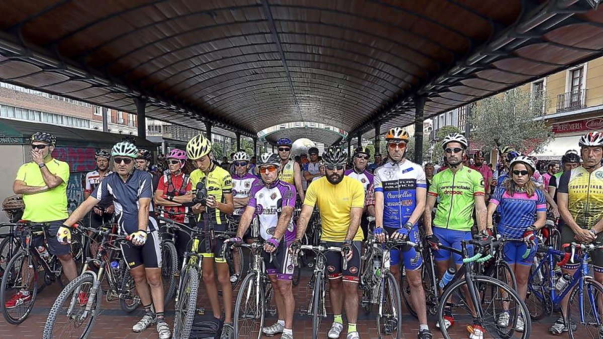 Ciclistas concentrados ayer en la protesta de la plaza de España.-ICAL