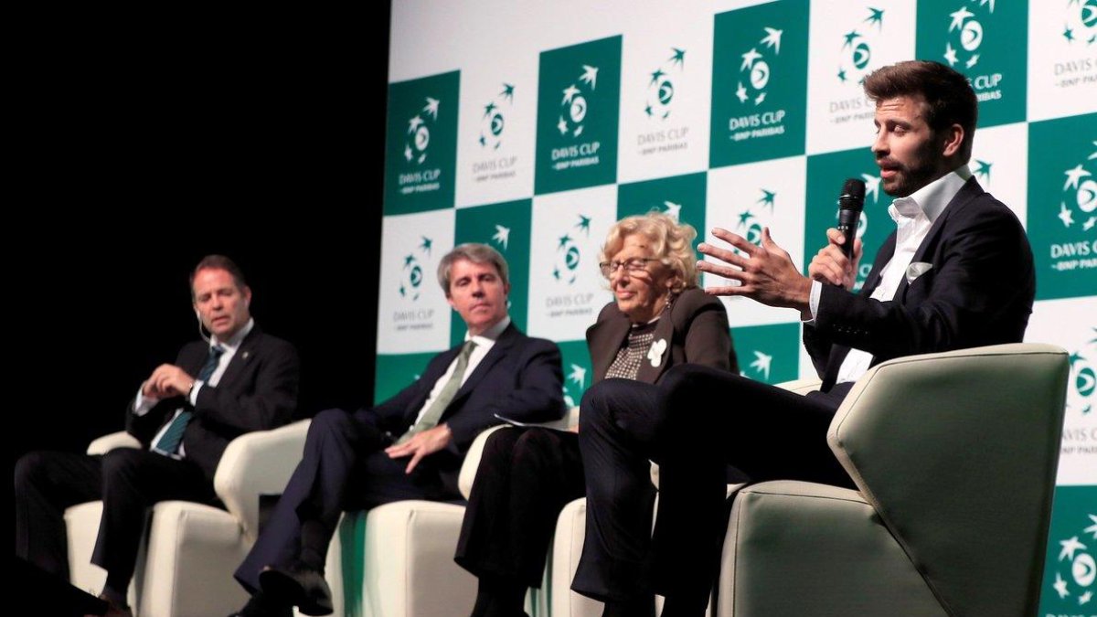 Piqué, junto a la clase política de Madrid, durante la presentación de la nueva Copa Davis con el logotipo del grupo bancario detrás, en octubre.-EFE