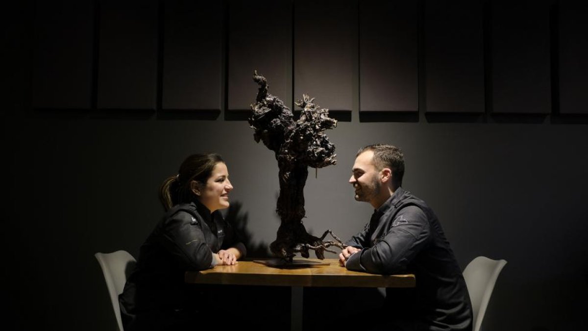 Rocío Parra y Alberto Rodríguez, chef y sumiller del restaurante que juntos regentan en un espacio ubicado en la zona monumental de la capital salmantina.-ENRIQUE CARRASCAL