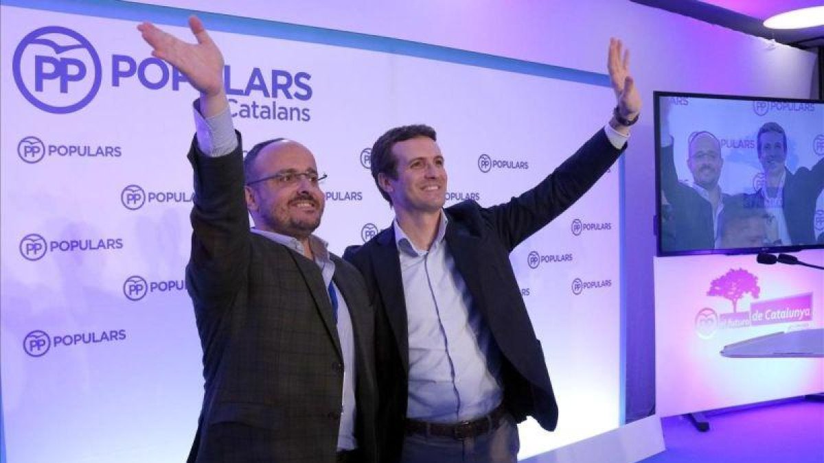 Alejandro Fernández y Pablo Casado durante el congreso en Sitges.-NÚRIA JULIÀ (ACN)