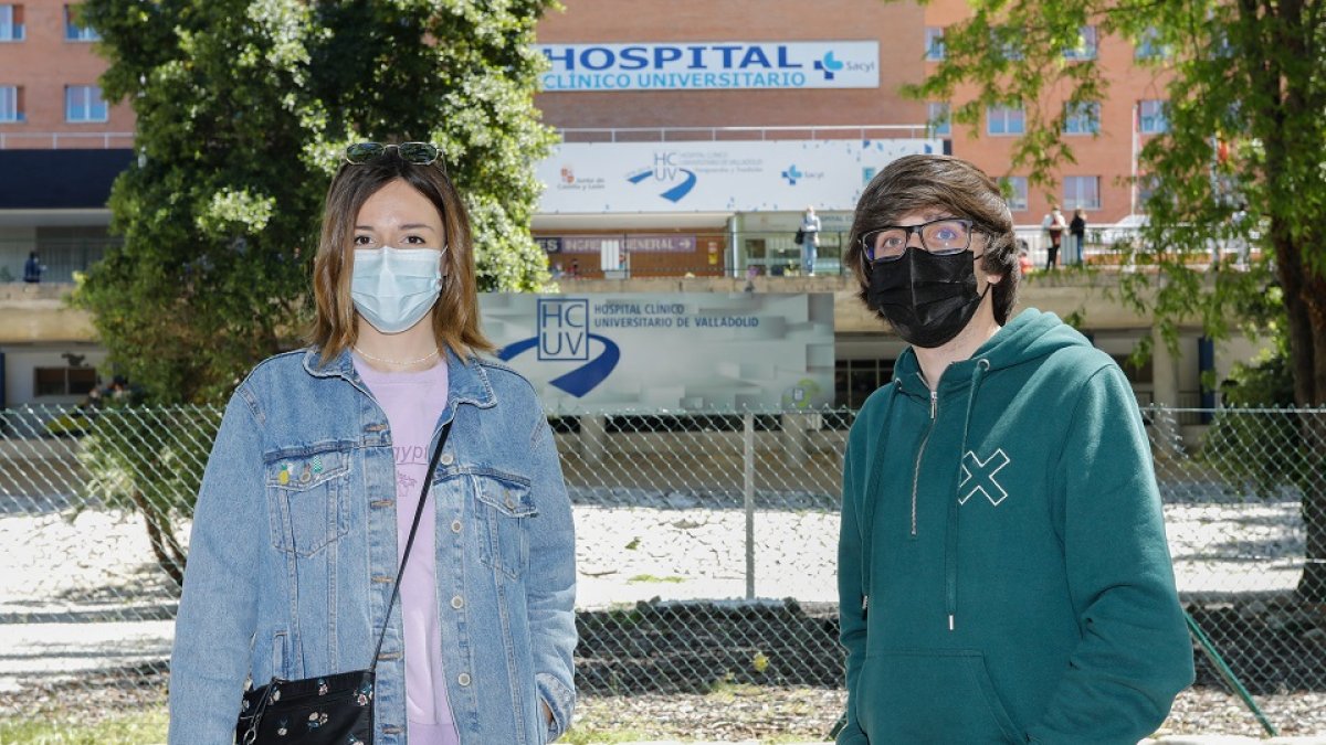 Berta y Cristian, médicos afectados por los cambios en el MIR, frente al Clínico de Valladolid.- J. M. LOSTAU
