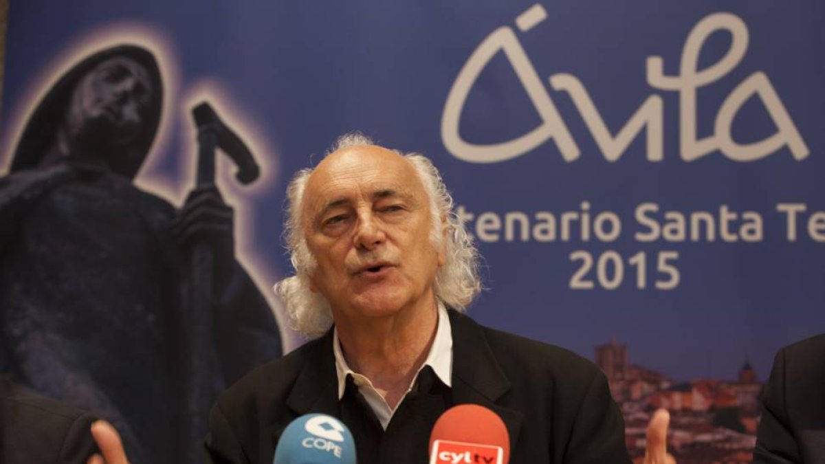 El director de Políticas Culturales, José Ramón Alonso, presenta la gira 'La voz descalza', de Amancio Prada-Ical