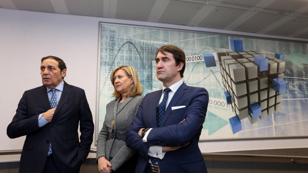 Sáez Aguado, Del Olmo ySuárez-Quiñones, durante la visita al Centro deProceso de Datos.-ICAL