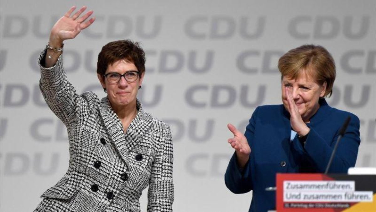 Annegret Kramp-Karrembauer y Angela Merkel, durante el congreso de CDU en Hamburgo-FABRIZIO BENSCH
