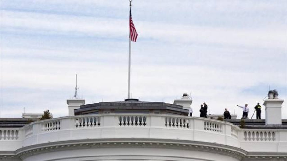 Agentes del Servicio Secreto inspeccionan el tejado de la Casa Blanca, este martes en Washington.-Foto:   AP / JACQUELYN MARTIN