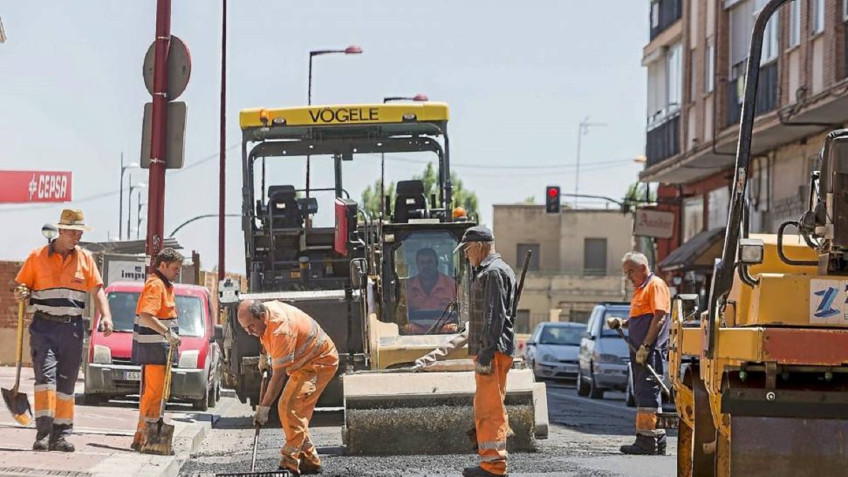 Operarios renovando el asfalto en la calle Puente de la Reina.- E. M.