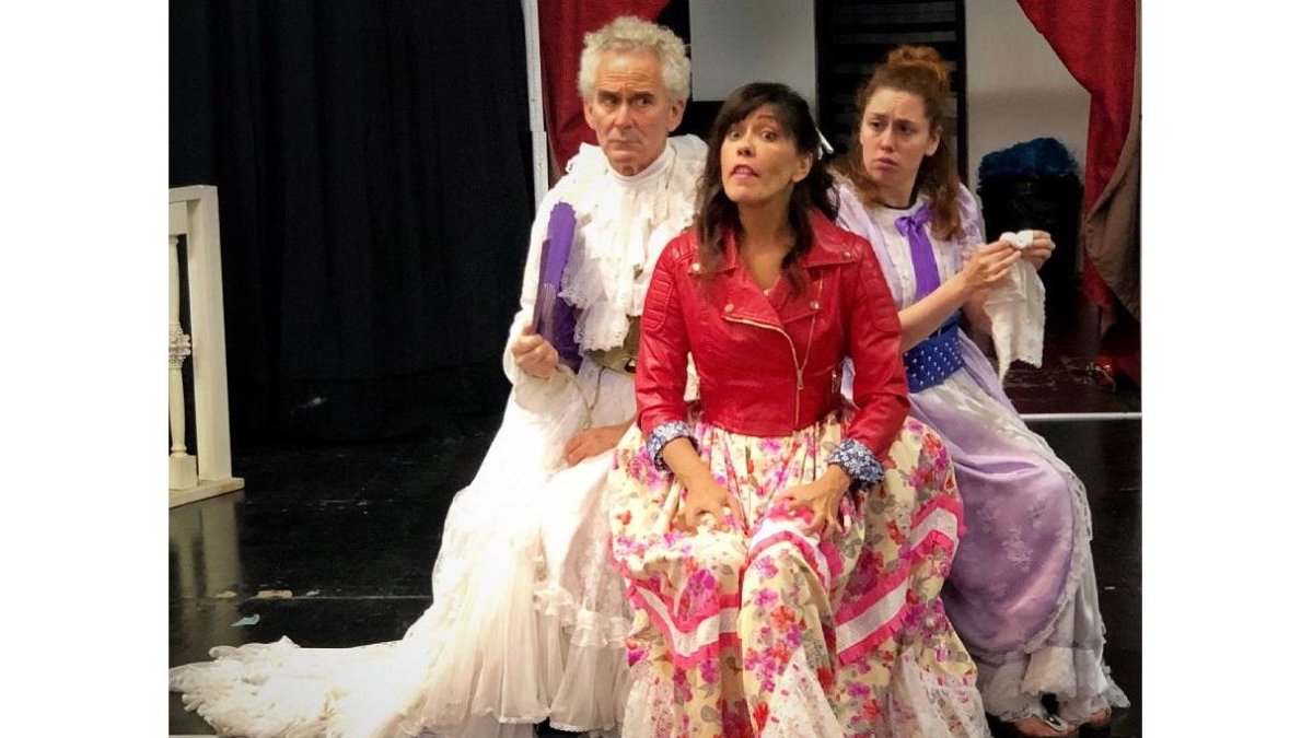 Parte del elenco de ‘La traición en la amistad’, durante un ensayo.-E. M.