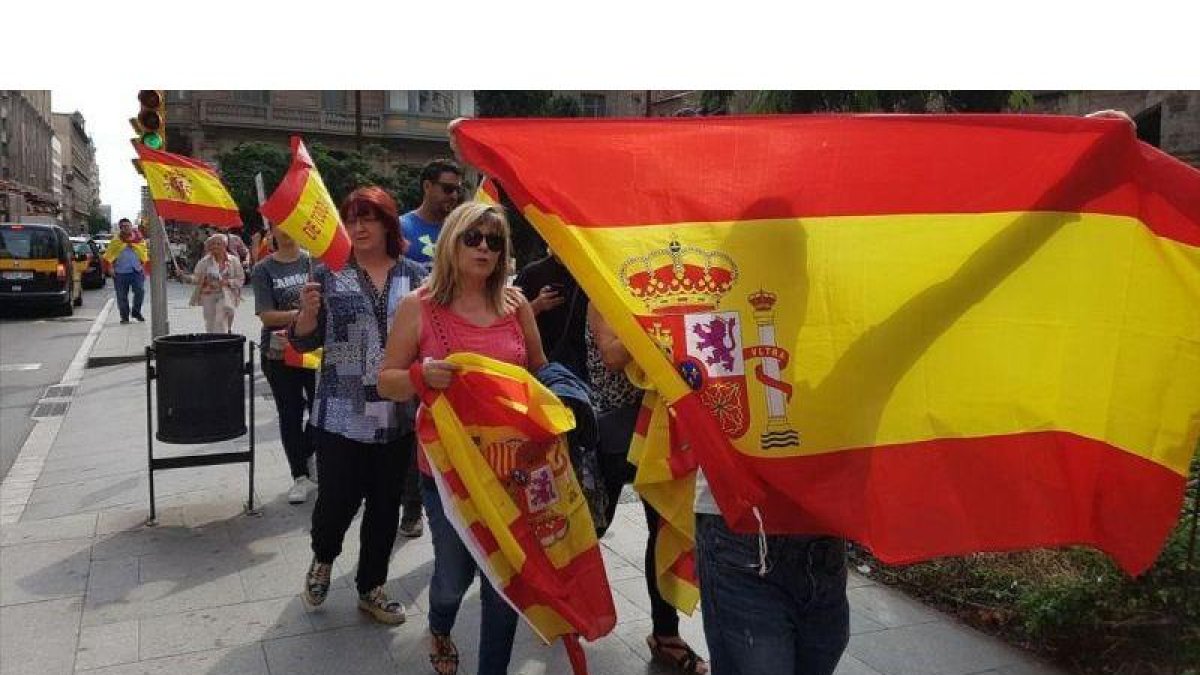 Los manifestantes contrarios a la consulta se dirigen a la comisaría de la Policía Nacional, en Via Laietana.-RICARD FADRIQUE