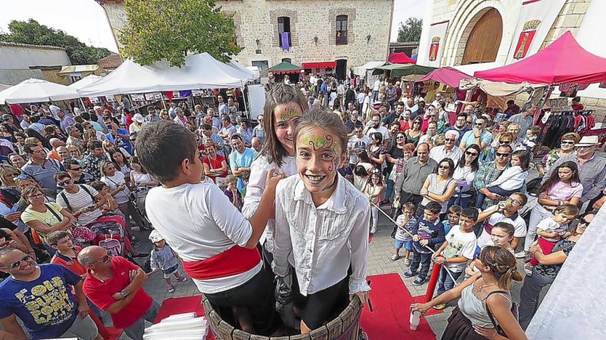 Momento de la pisada de la uva en la Feria de la Vendimia de Quintanilla de Onésimo.-PABLO REQUEJO (PHOTOGENIC)