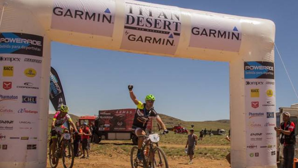 El portugués José Silva, primer líder de la Titan Desert 2015, a su paso por la meta.-Foto: TITAN DESERT