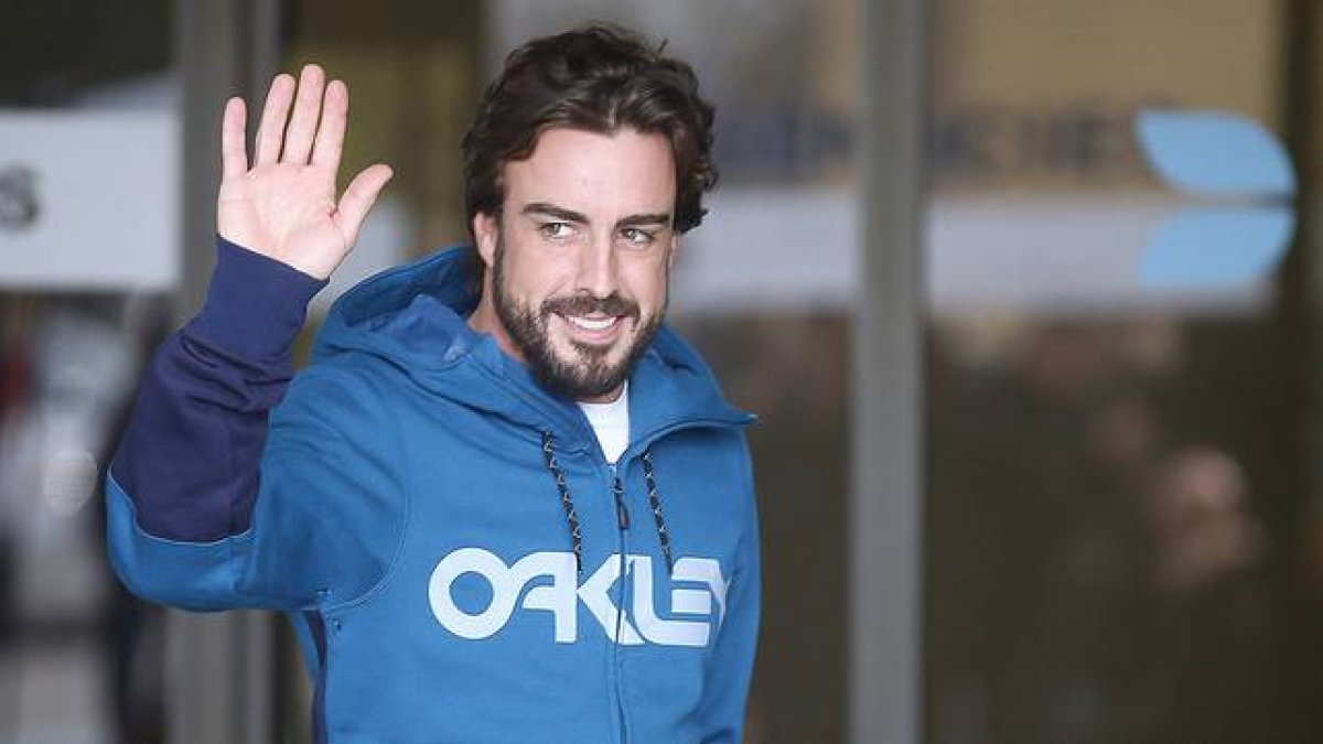 Fernando Alonso, a su salida del Hospital General de Catalunya, el miércoles pasado.-REUTERS