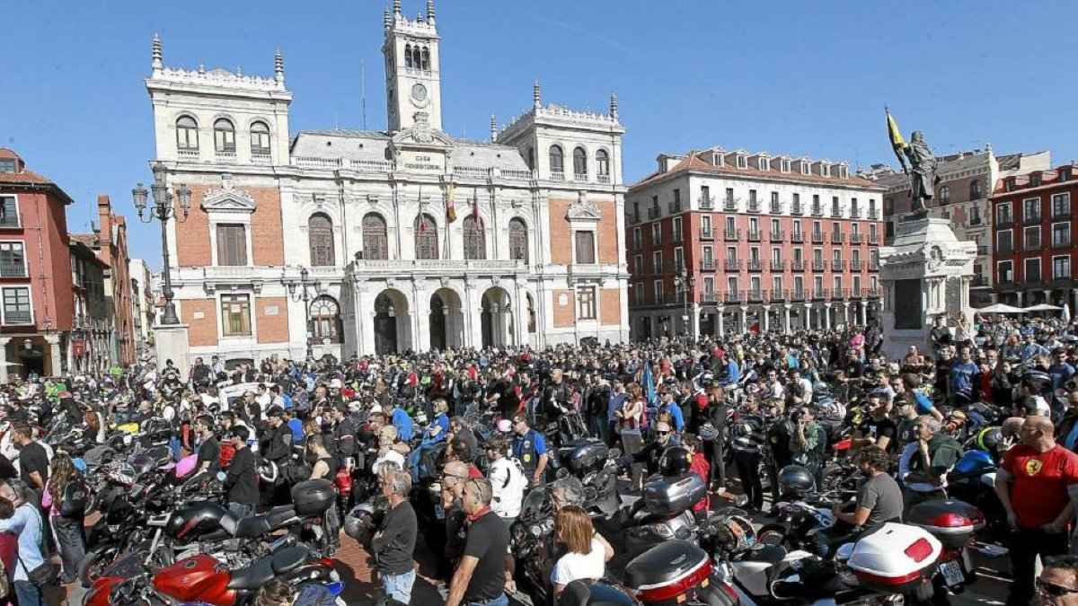 Cientos de moteros se concentran en la Plaza Mayor para apoyar Pingüinos 2015-J.M.Lostau
