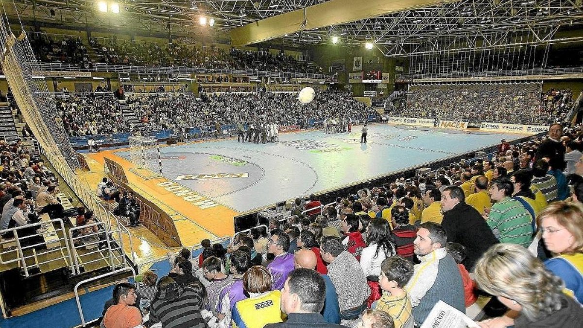 Imagen de archivo de la última vez que Valladolid albergó la Copa Asobal en 2007 y en el pabellón Pisuerga.-M. ÁLVAREZ