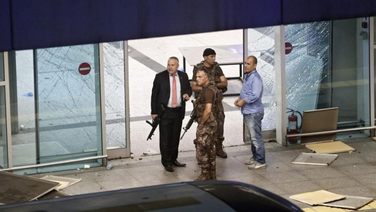 Miembros de las fuerzas especiales turcas en el aeropuerto de Estambul tras el atentado del 28 de junio del 2016. /-EFE / SEDAT SUNA