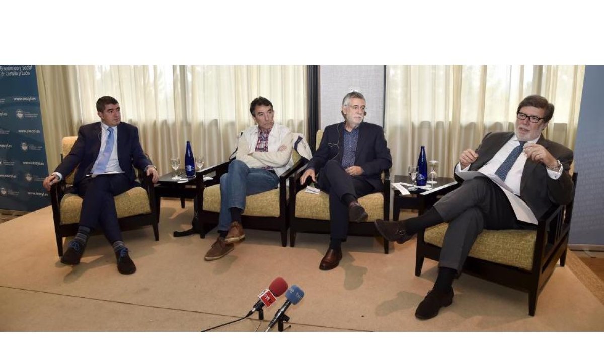 El director de ELMUNDODECASTILLAYLEÓN, Pablo R. Lago, Ángel Hernández, de CCOO, Agustín Prieto, de UGT y Santiago Aparicio, de Cecale.-Valentín Guisande