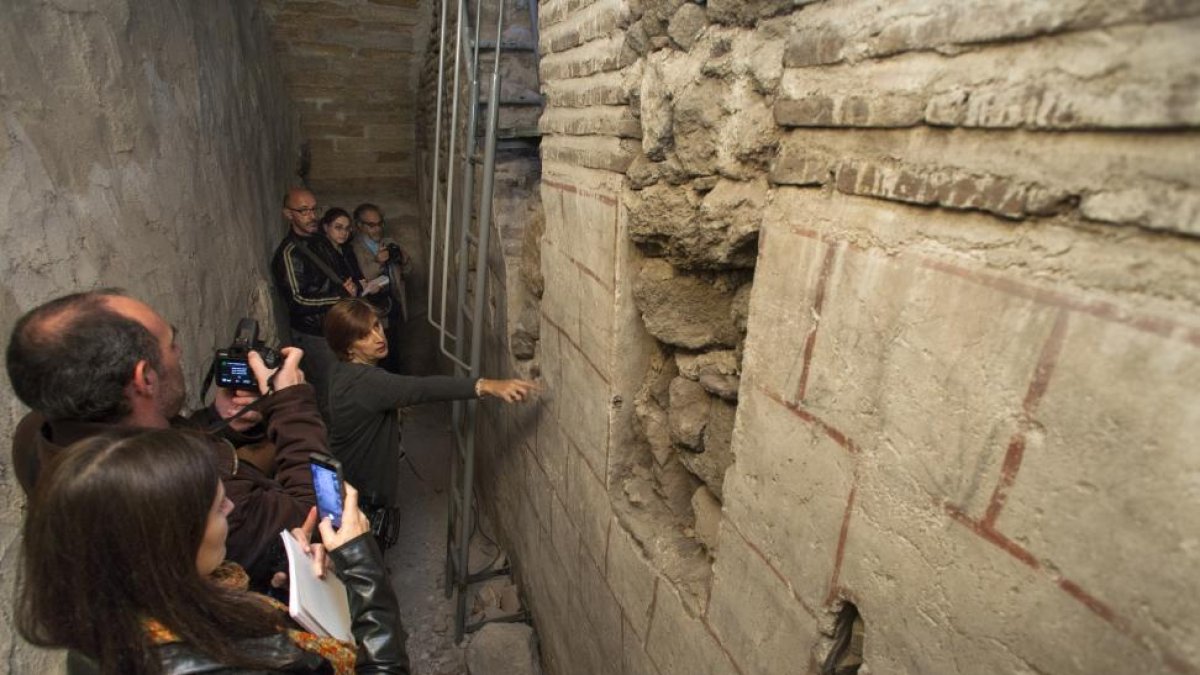 Presentación de los hallazgos y estudios arqueológicos durante la restauración de la fachada de la Catedral. En la foto, la arqueóloga de la Fundación Santa María la Real del Patrimonio Histórico, Zoe Escudero, muestra el habitáculo que han encontrado dur-ICAL