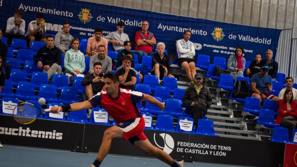 Jorge Hernando golpea una bola en las pistas de Covaresa. / EL MUNDO