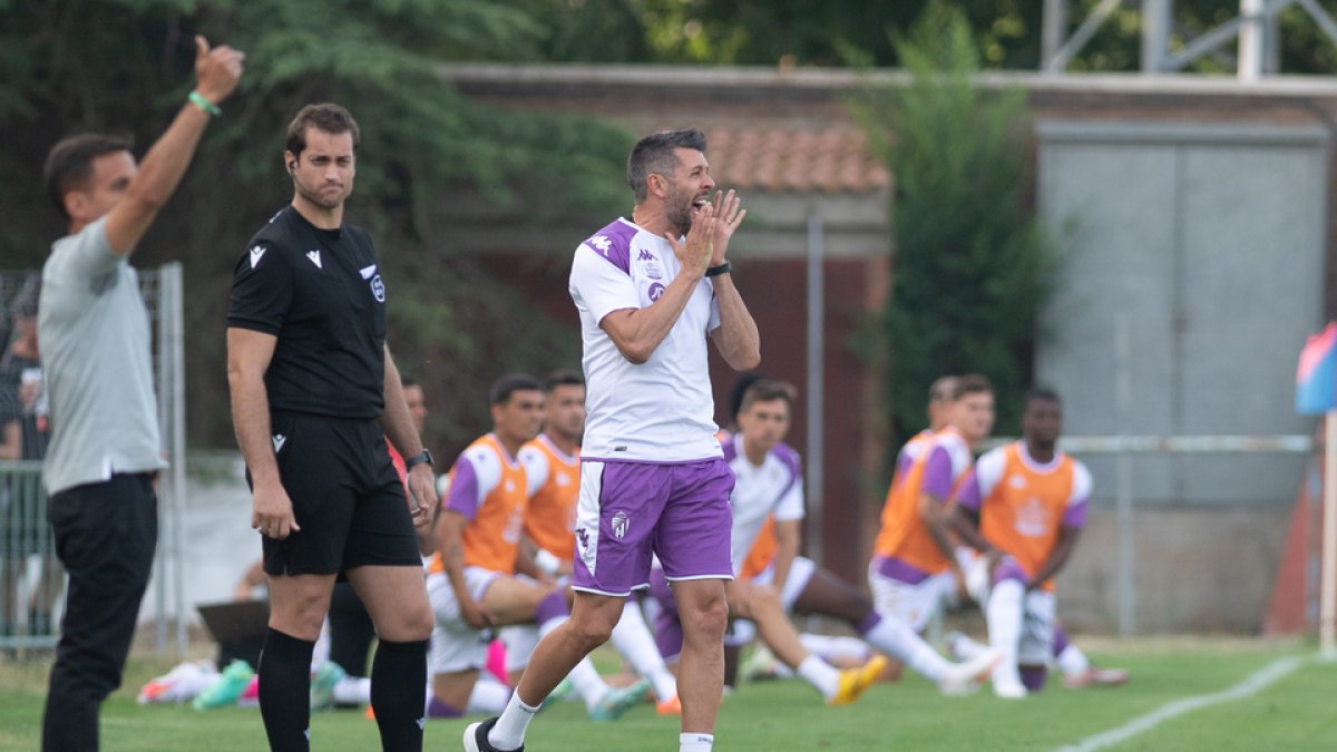 Pezzolano da indicaciones en el duelo ante el Leganés. / ARABA PRESS